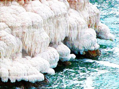  The Dead Sea : A Liquid of Crystal