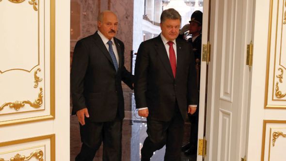 Belarus President Alexander Lukashenko (L) walks with Ukrainian President Petro Poroshenko during their meeting in Minsk, August 26, 2014.(Reuters / Grigory Dukor)
