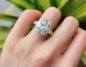 What to look for when choosing moissanite diamond jewelry