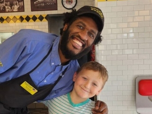8-Year-Old Raises Nearly 90k to Help Waffle House Server